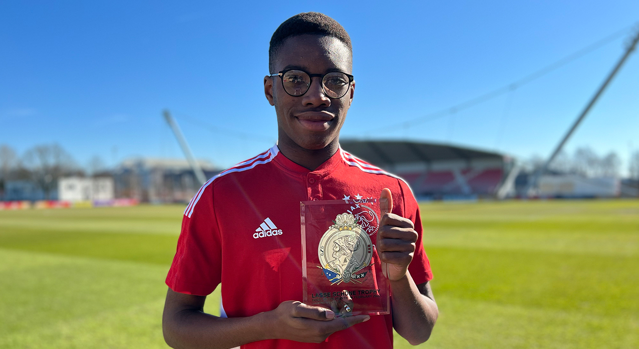 Idumbo Muzambo maakt mooiste goal van februari: 'Onmogelijk dat hij 'm pakte'