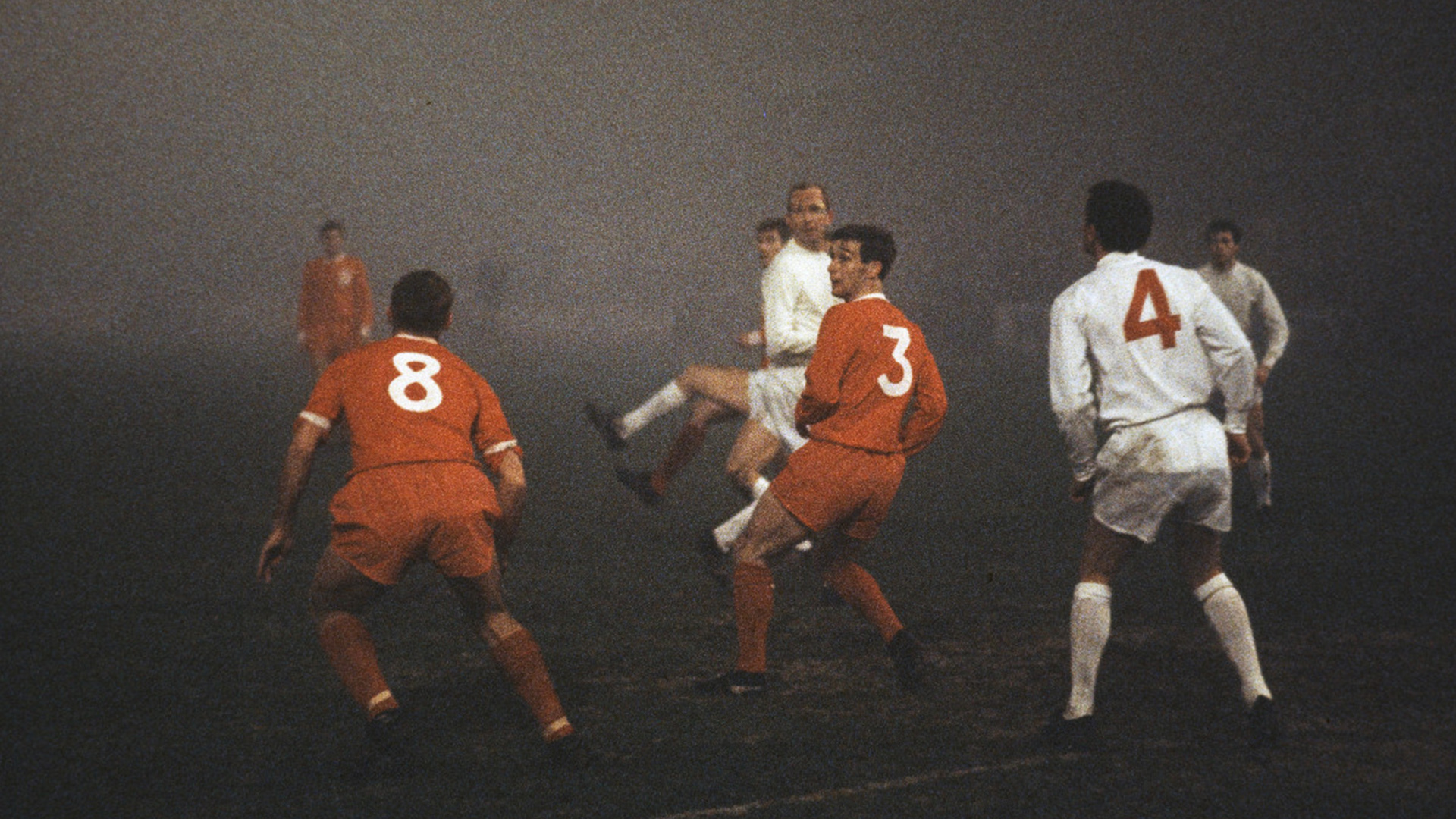 On This Day | Ajax domineert in befaamde mistwedstrijd