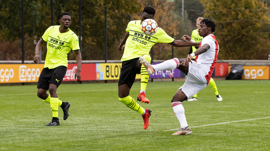 Ajax O18 Borussia Dortmund Actie