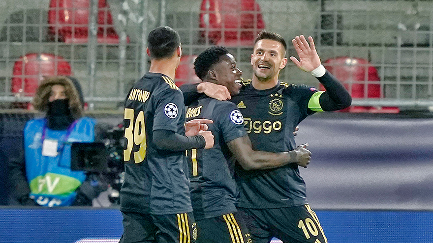 Tadic ontvangt de felicitaties na z'n goal.