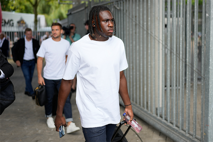 Bassey Aankomst 900