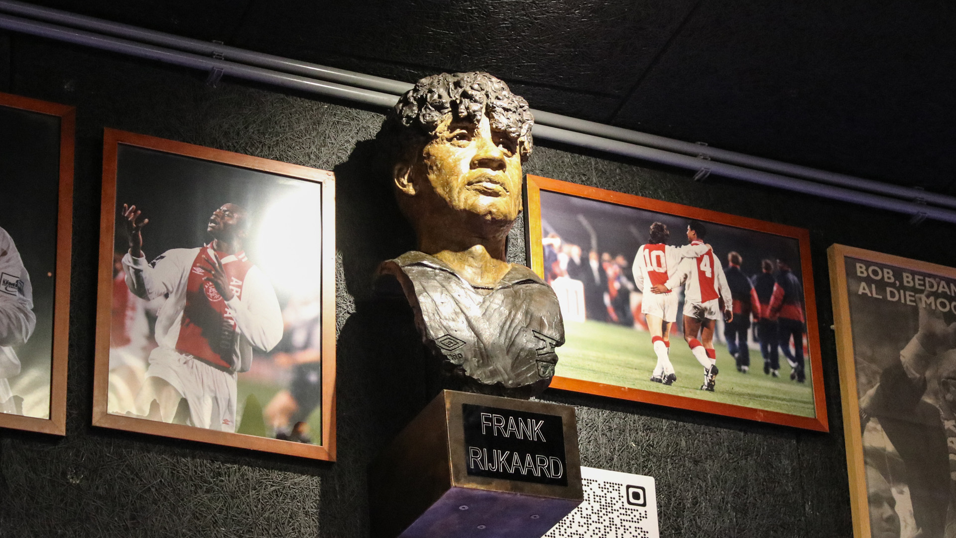 Statues for Blind, Rijkaard, Tahamata and Kluivert 