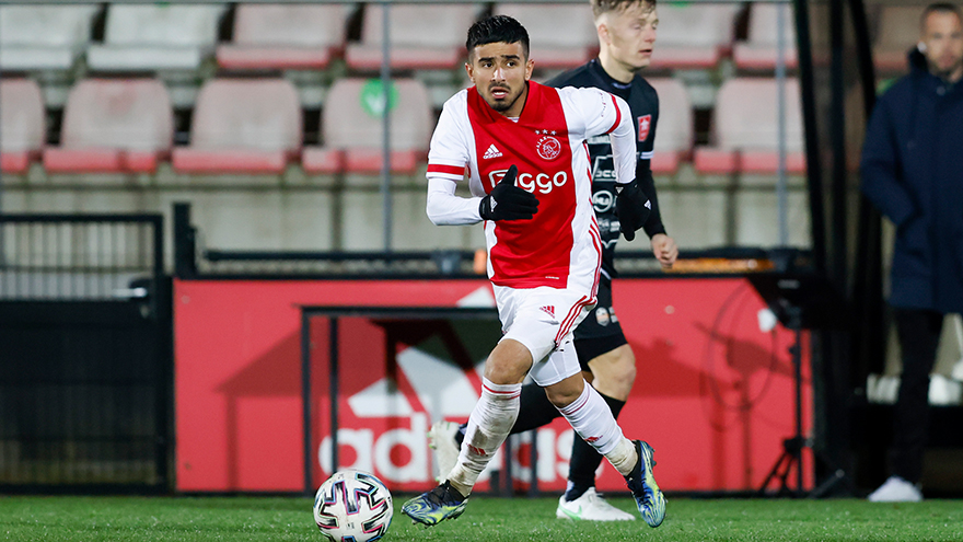 Ünüvar in actie voor Jong Ajax tegen MVV.