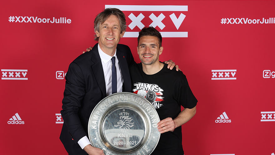 Van de Sar met Dusan Tadic en de schaal.