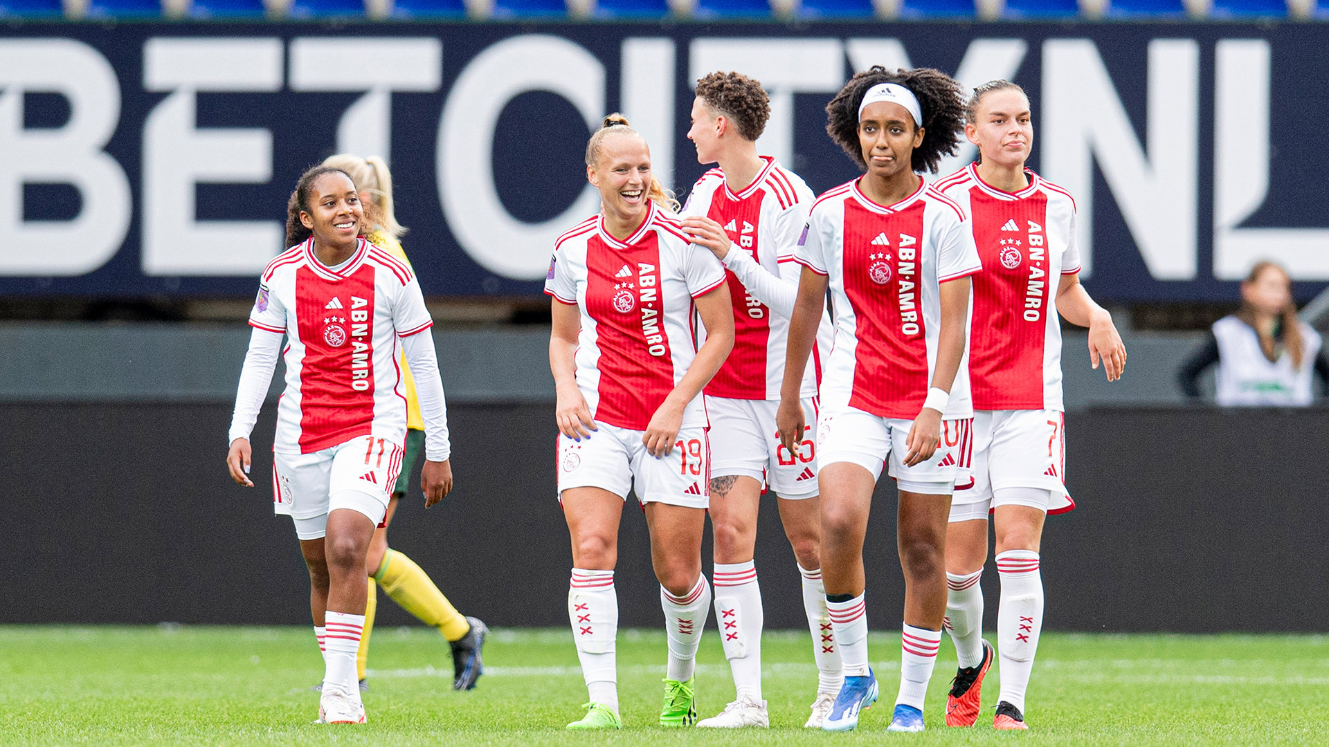 Lachendeajaxvrouwen1920