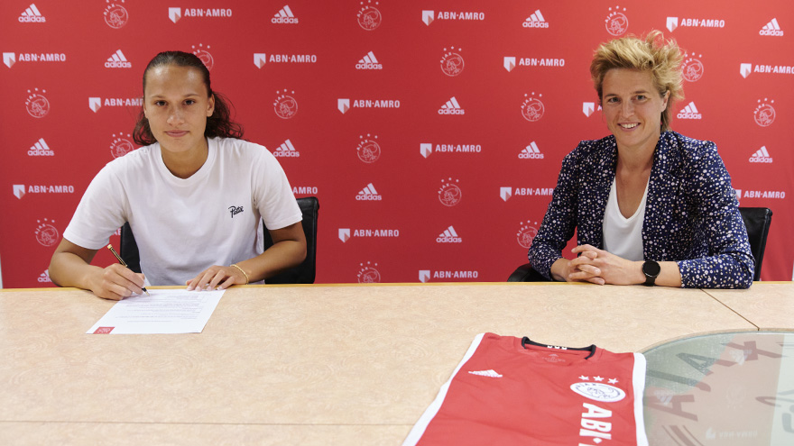 jeugdinternationals-grant-en-sabajo-naar-de-ajax-vrouwen-5