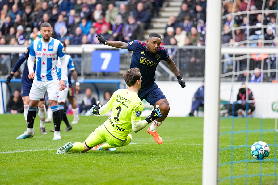 Bergwijn Maakt Doelpunt 900