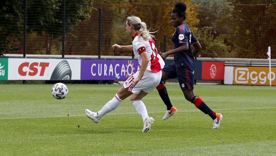 Marjolijn van den Bighelaar op weg naar haar schitterende gelijkmaker: 1-1.